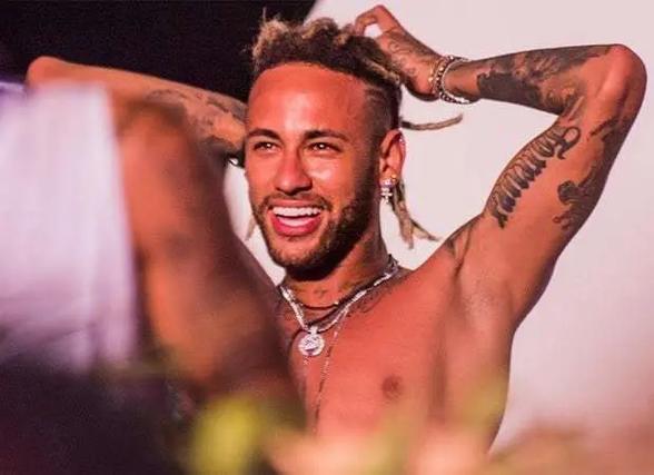 面对韩国梅开二度制胜，拜合拉木荣获本届熊猫杯赛事MVP